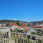 Coastal Charm: Pazanin Apartman Vinisce
