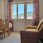 Coastal Charm: Pazanin Apartman *