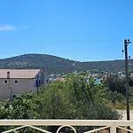 Coastal Charm: Pazanin Apartman *