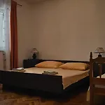 Coastal Charm: Pazanin Apartman *