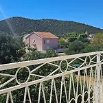 Coastal Charm: Pazanin Apartman *