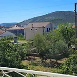 Coastal Charm: Pazanin Apartman *