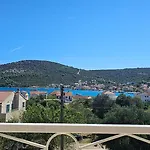 Coastal Charm: Pazanin Apartman