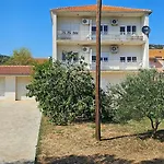 Coastal Charm: Pazanin Apartman Vinisce