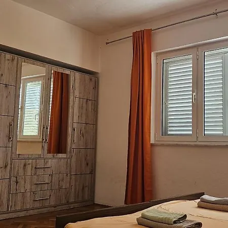 Apartment Coastal Charm: Pazanin Vinisce