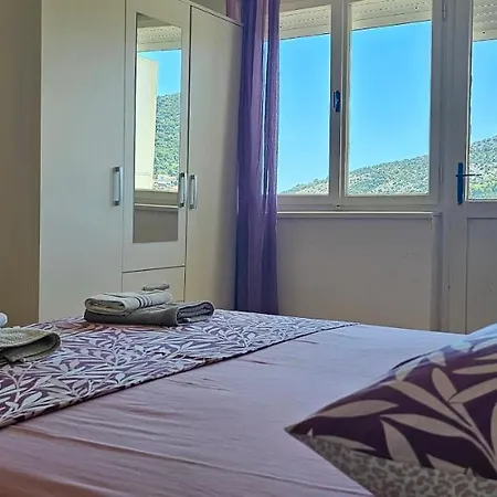 Apartment Coastal Charm: Pazanin Vinisce