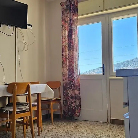Apartment Coastal Charm: Pazanin Vinisce