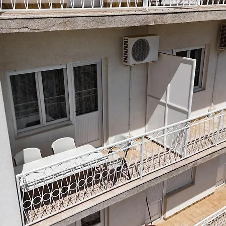 Coastal Charm: Pazanin Apartman Vinisce